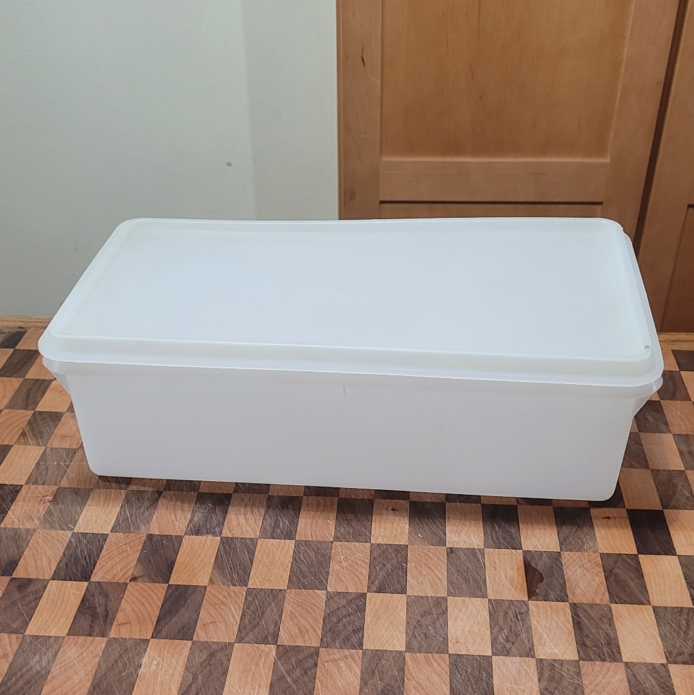 Tupperware Bread/Cracker keeper.